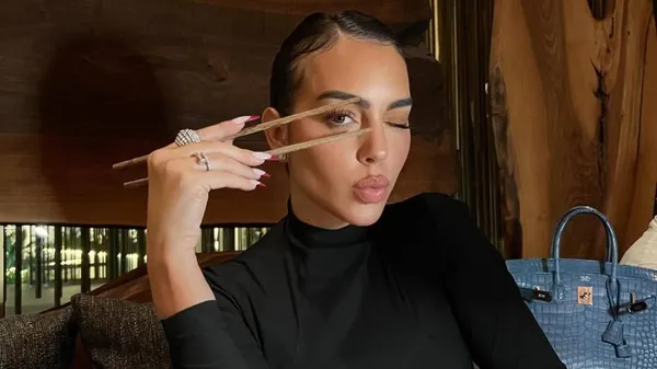 Джорджина в топе и лосинах засветила лакомые формы на уютном диване: "Мамочка"🔥