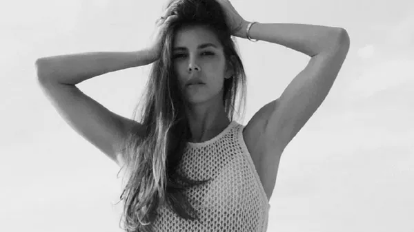 Чарівна дружина Реброва показала красу тіла у прозорому вбранні – неймовірні фото