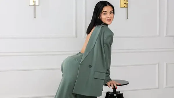 Розкішну дружину Луніна задаровують квітами: ніжна фотосесія в домашньому наряді підкорила публіку