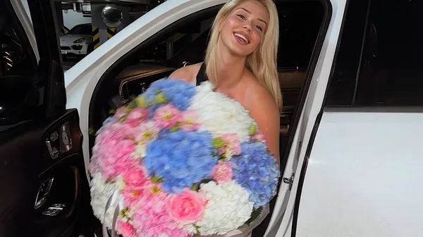 Экс-жена Зубкова не осталась без внимания: ее одаривают цветами после развода