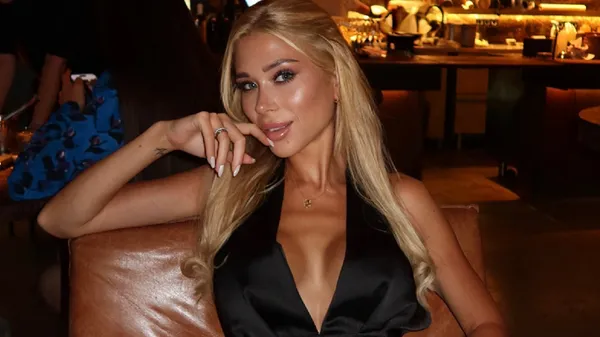 "Не така, як всі": зваблива кохана Коноплі зачарувала "хитрим" поглядом – граційна дама у Львові