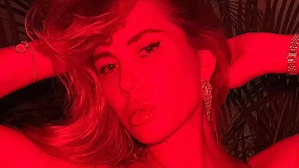 Молода вдова легенди Динамо у мікроскопічному бікіні на китайський новий рік – починає нове життя