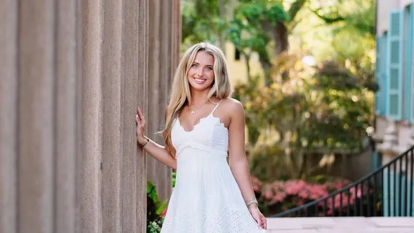 Шикарная любимая звезды НФЛ зажигает сеть жаркими фото – фанаты не выдержали и набросились