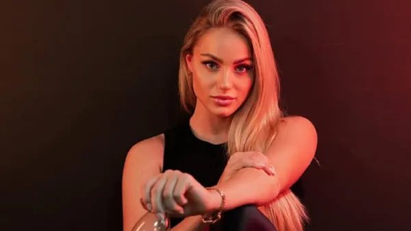 Найкрасивіша футболістка світу дурманить оголеним декольте у сліпучому образі – знову фантастика