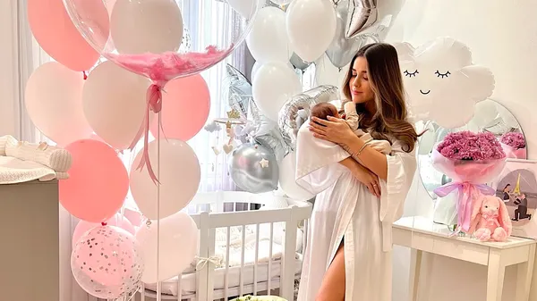 "Не повні три тижні, а вже ходиш по рестіках": Лелюк показала стильне сімейне дозвілля з дочкою