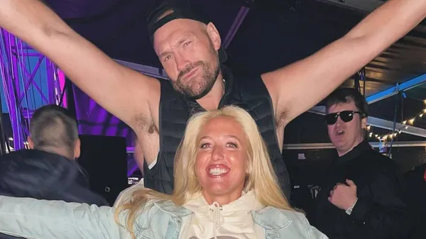 Фьюри завершает карьеру после избиения Усиком – британец релаксирует в Диснейленде с любимой и 7 детьми