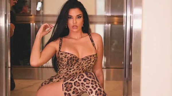 Засмагла фанатка в крихітному бікіні: гаряча підтримка хорватського футболу