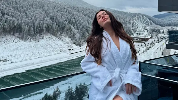 Горячо во время сборов: кудрявая красавица Демченко демонстрирует глубокое декольте