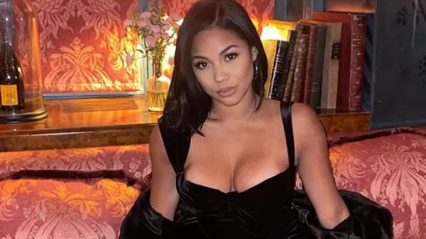 Пристрасна гольфістка спокусливо повигиналася у мініатюрному купальнику – розвела вогонь