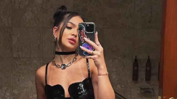 Розкішна бразильська акторка покинула зірку серфінгу: від її форм в захваті 22 мільйони