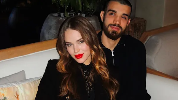 Святкова романтика: Бабогло затискав кохану на фоні ялинкових вогників