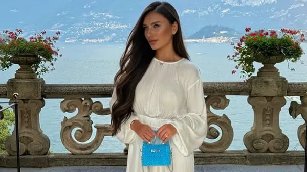 Шикарна кохана українського футболіста похвалилася неймовірною вродою та стилем в елітній машині