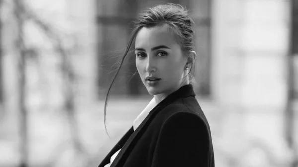 Різатдінова вразила стриманим образом у новому фото – елегантність у кожному русі