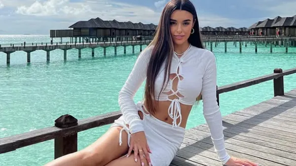 У сукні на оголене тіло: колишня партнера Ярмолюка зухвало вийшла у світ та підкорила погляди