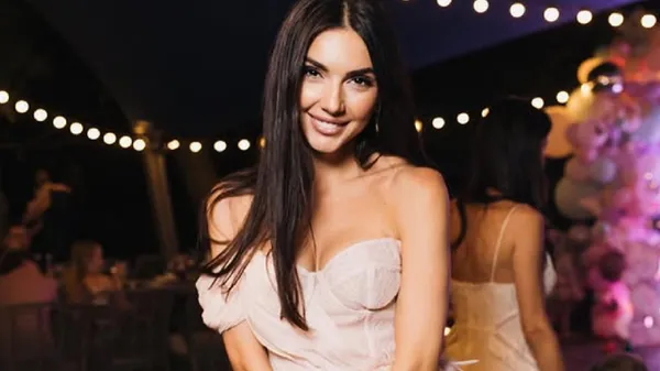 Кохана екс-футболіста збірної України засвітила розкішне декольте у Марбельї – Степаненко в захваті