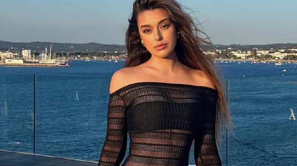 Елегантний наряд та зухвале декольте: шикарна колишня зірки Прем'єр-ліги підриває інтернет красою