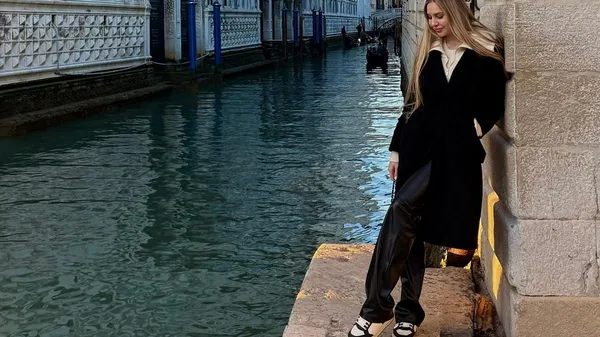 Забарна зізналася, як її кликали у школі, показавши дитяче фото – тепер красуню знов так називають