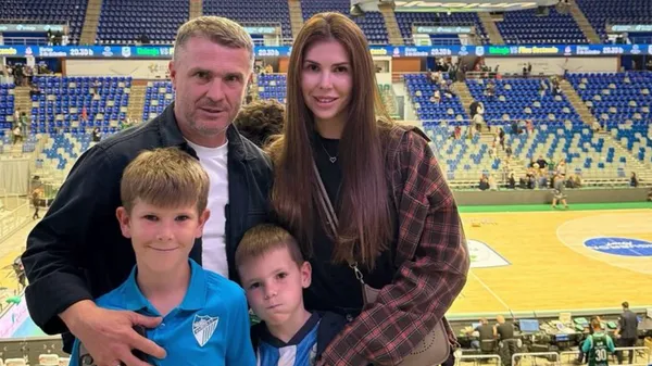 Дружина Реброва показала ніжність і грацію – позувала в сукні з оголеними ніжками та улюбленцем