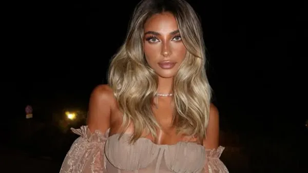 Смілива сестра зірки Інтера та пасія гравця Ювентуса блиснула оголеними принадами у "голій" сукні