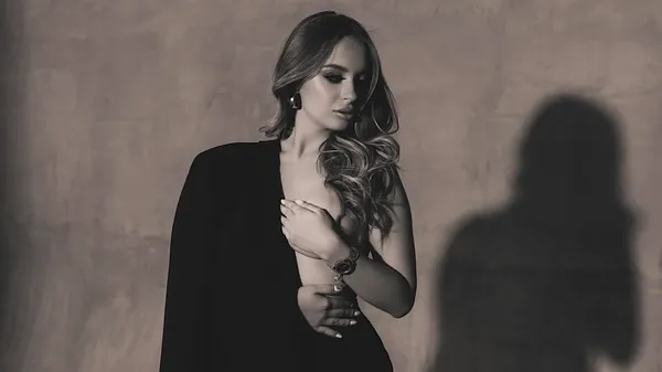 Відвертий образ: дівчина голкіпера Динамо знялася топлес у стильній фотосесії