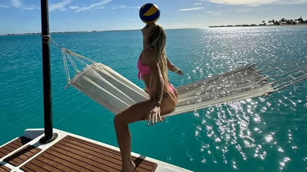 Найсексапільніша футболістка світу отримує зізнання від зіркового гравця – її сестра теж зачаровує