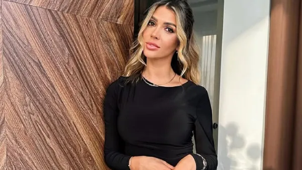 Эффектная жена Яремчука обольщает умопомрачительными ножками в соблазнительном мини – фигура мечты