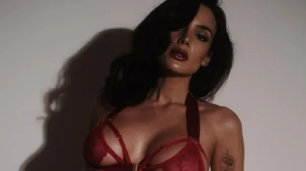 Спокуслива дочка легенди Челсі продемонструвала "зимову казку" в червоній білизні – шалено відверта