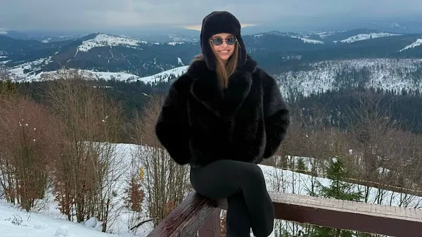 Надвродлива пасія Топалова грайливо позує: модель насолоджується казкою в Буковелі