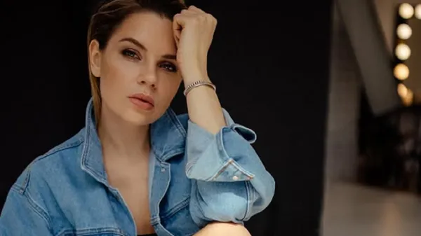 Ефектна муза екс-зірки Динамо похвалилася розкішним тілом на гірськолижному курорті – грація вражає