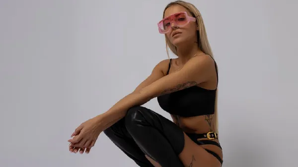 Епатажна любка конкурента Зінченка дурманить відвертим декольте на межі фантазії: справжня королева