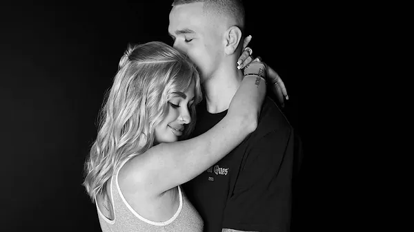 Поза, що розбурхує уяву: кохана екс-хавбека Чорноморця стала рачки для ефектного кадру