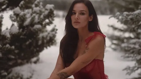 Приголомшлива дочка легенди Челсі шокує відвертістю в купальнику – поставила на вуха мережу