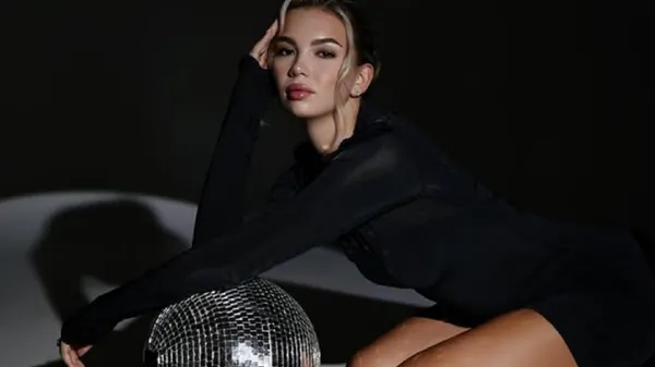 Витончена дружина зірки Динамо у гламурному образі засвітила розкішне декольте – очей не відвести