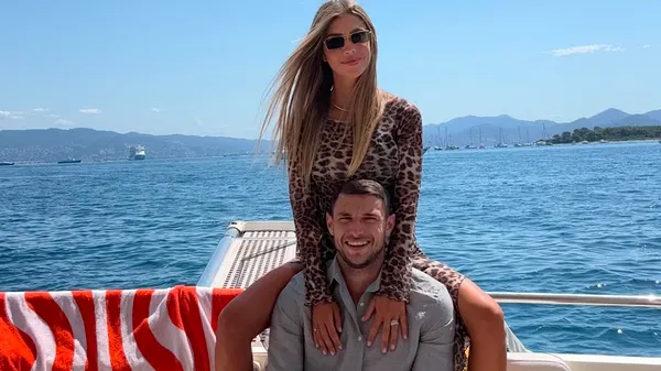 Яремчук з дружиною у ліфті: поки він зайнятий телефоном, її стиль говорить сам за себе