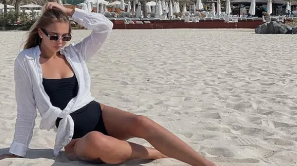 Розкішна партнерка зірки Динамо чілить в Дубаї, хизуючись стрункими формами у міні – солодкі фото