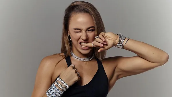 Білодід розпалює вогонь: цілунками з Бредом Піттом не обмежилася – Мессі й Халк також під її чарами