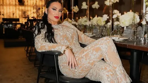 Провокационная возлюбленная экс-звезды Динамо разогревает фантазию горячей фигурой на пляже: эротика в бикини