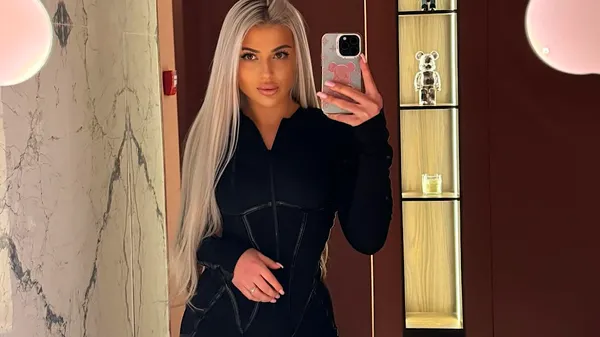 Шикарные цветы, роскошные часы и эффектный бюст: девушка Велетня празднует свои 22