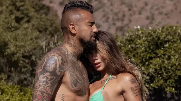 Пасія екс-зірки Барселони приголомшує в еротичній білизні – він насолоджується безсоромними формами