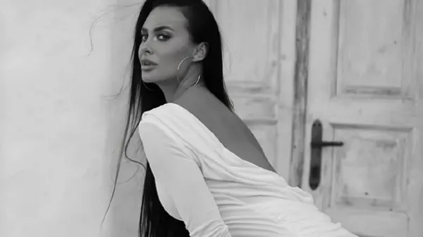 Секс-бомба екс-зірки Динамо вабить фанів провокативними вигинами у купальнику – знову феєрверк