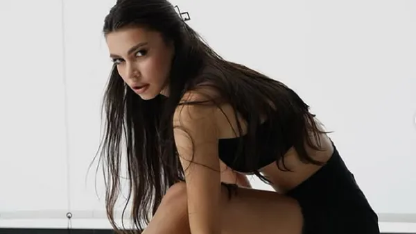 Шикарна любка зірки Динамо зводить з розуму, дефілюючи в ефектному образі total black – фігура мрії