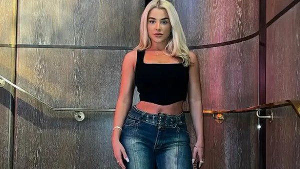 Найсексуальніша футболістка дурманить накачаними сідницями у стрінгах – сміливість на межі фолу