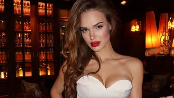 Огненная возлюбленная звезды Карпат с пламенными губами поразила эффектной внешностью – фотодоказательство