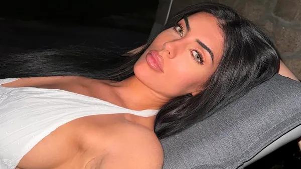 Дівчина Вінісіуса знову розбурхала мережу: гарячий образ у шкірі та спокусливому топі