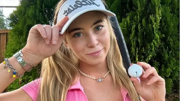 Сексапільна гольфістка піднімає градус у крихітному купальнику – форми стали окрасою на фото