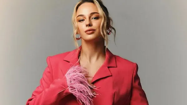 Лондон підкорений: Білодід в білосніжному образі засяяла на фоні міських пейзажів – неймовірні фото