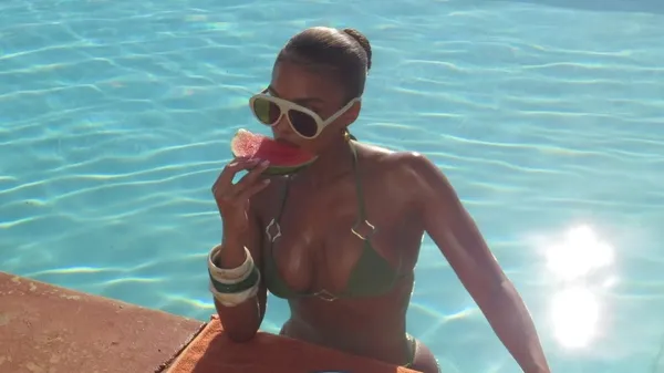 Пишногруда американська модель покинула зірку МЮ: не допомогло навіть освідчення – провокує формами