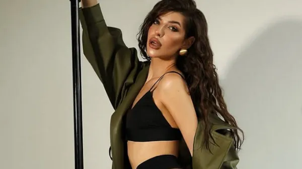 Спокуслива партнерка Очеретька в екстравагантних шортиках вбила зухвалою фотосесією – фани вражені