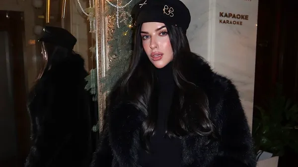 Наречена Очеретька блиснула голими грудьми у топі з каміння та короткій спідниці – шикарний образ