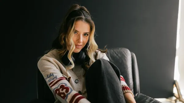 Магучіх запалила мережу спекотним фешн-контентом: піджак на голе тіло, незвична прикраса та троянда